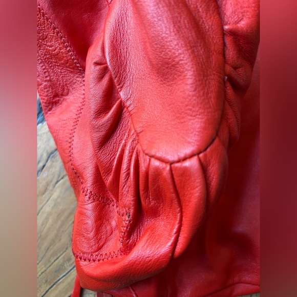 Vintage Embossed Red Leather Shoulder Bag with tassel - Picture 8 of 14